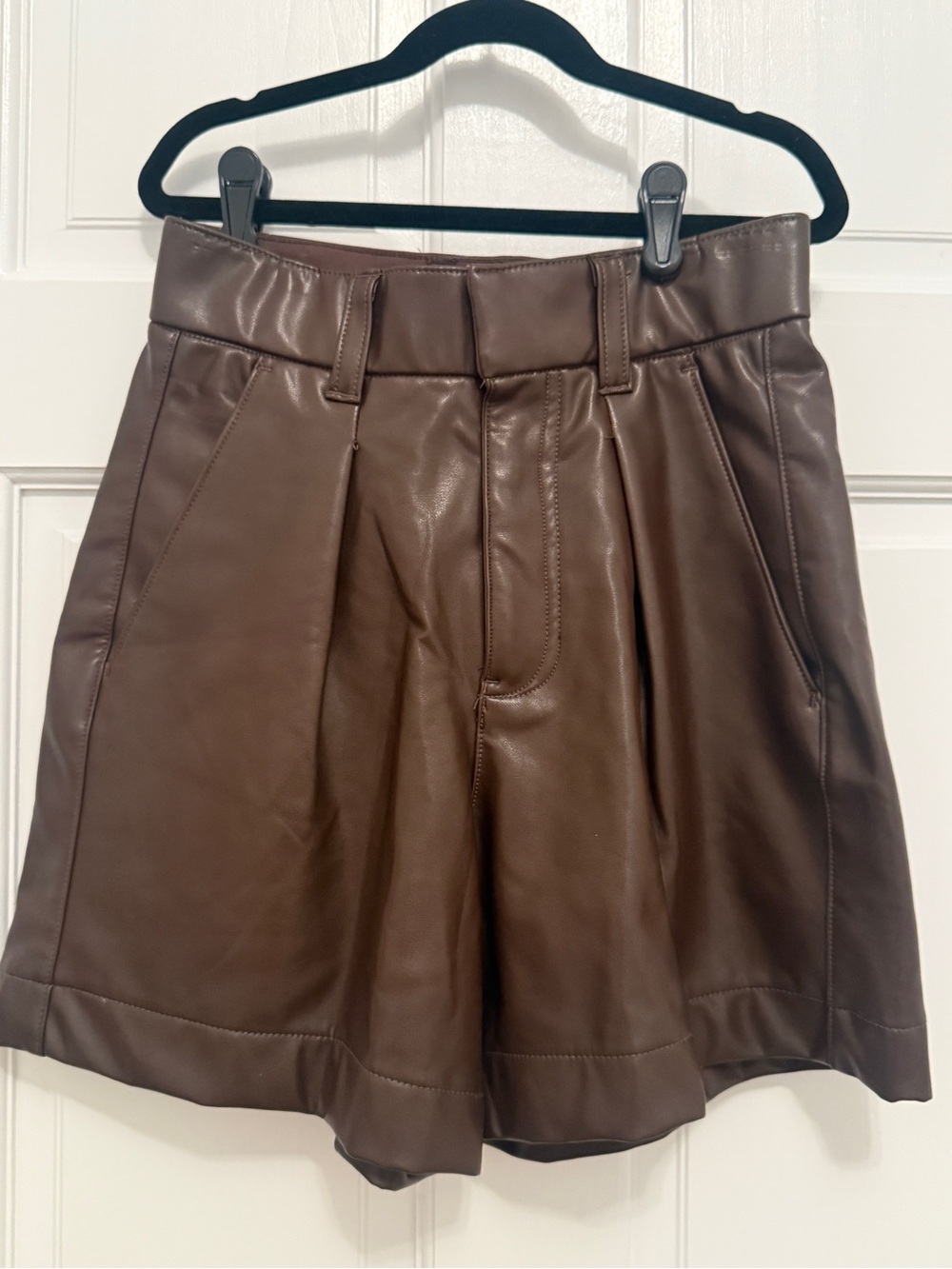Abercrombie & Fitch 6 inch vegan leather tailored shorts - dark brown